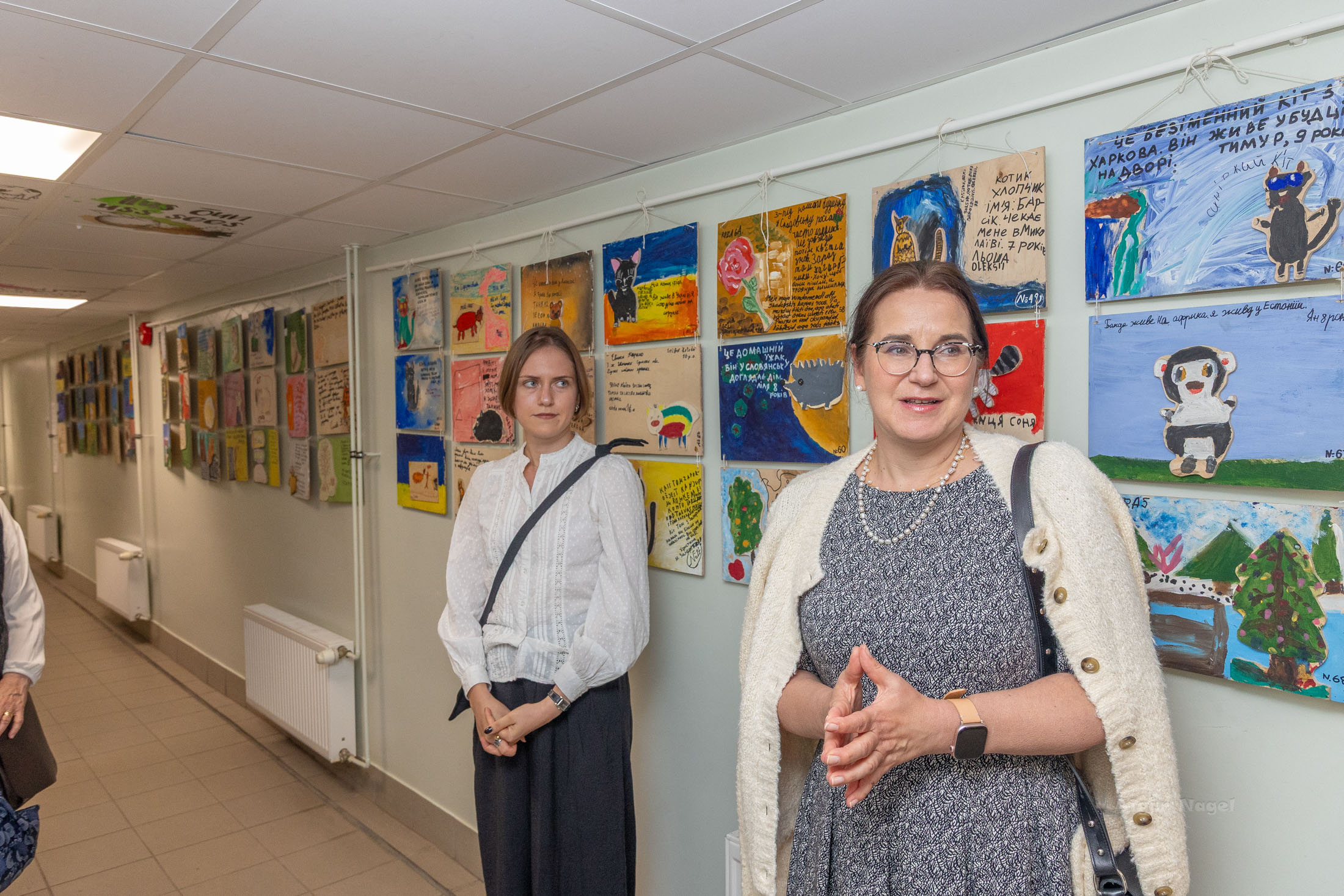 GALERII Ukraina laste südantpuudutav kunst seati üles Võrus asuvas varjumispaigas